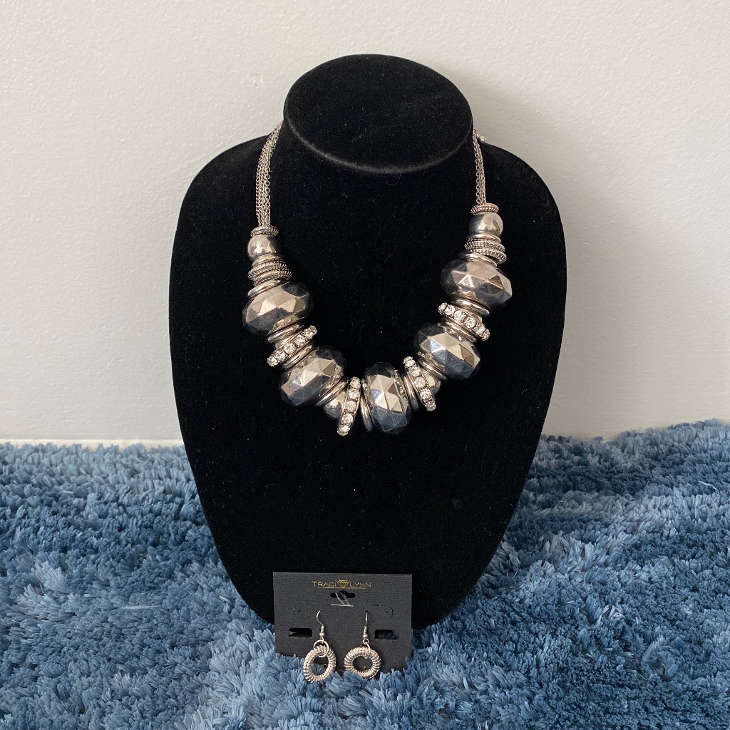 Traci Lynn Necklace Set 32$